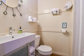 Lodge 3 - Downtown location. Studio with shared hot tub. Minutes to Arches N.P.